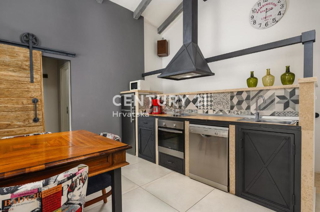 POREČ, PRODAJA SE RENOVIRANA HIŠA S BAZENOM NA ROBU NASELJA, SAMO 4 KM OD MORJA