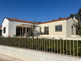 BADERNA, PRODAJA ČUDOVITE NOVE PRIZEMLJE S BAZENOM IN POGLEDOM NA NARAVO