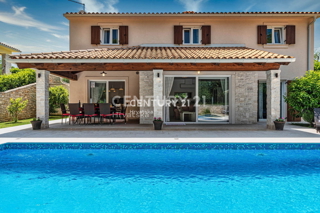 LABIN, ŠARMANTNA HIŠA S BAZENOM IN 4 SPALNICAMI NA MIRNI LOKACIJI