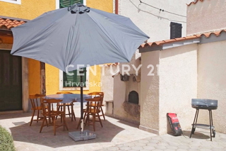 MARČANA, HIŠA Z DVEMA SPALNICAMA V SREDIŠČU KRAJA