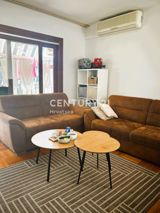 POREČ, PRODAJA SE DVOSOBNO STANOVANJE V PRVEM NADSTROPJU, ODLIČNA LOKACIJA