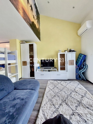 POREČ, ČERVAR PORAT, RENOVIRANO DVOSTOPENJSKO STANOVANJE LE 100 METROV OD PLAŽE