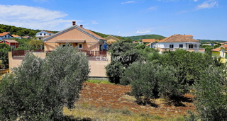 Kraj, Pašman, hiša s tremi stanovanji in garažo. Pogled na morje s terase površine 85 m2.