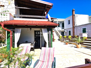 Vrsi pri Ninu - hiša z apartmaji, zraven zemljišče z garažo in pogledom na morje