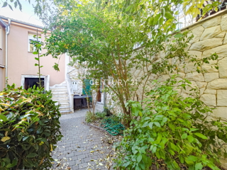 BIOGRAD NA MORU, CENTAR, DVOJNA HIŠA NA 3 NADSTROPJIH, Z MANJŠIM DVORIŠČEM