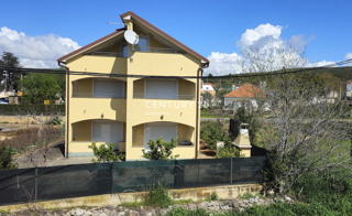 Hiša z več stanovanjskimi enotami: Sveti Peter na Moru, Biograd
