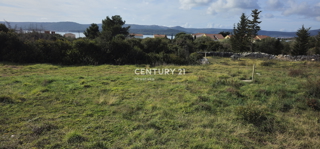 Turanj, stavbno zemljišče površine 2.193 m2 približno 31 x 70, s pogledom na morje