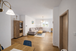 ZADAR, BRIŠEVO, DRUŽINSKA HIŠA Z DVORIŠČEM, 145 M2, POPOLNOMA PRENOVLJENA, OPREMLJENA IN TAKOJ ZASELJIVA