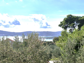 Sveti Filip in Jakob - dvosobno stanovanje v pritličju z vrtom in pogledom na morje