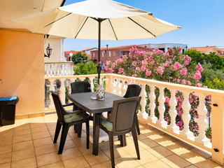 Vir, Bobovik: Hiša z dvema stanovanjema, dvoriščem, kletjo, shrambno prostorom - 135 m od morja