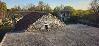 dve manjši hiši s pomožnimi zgradbami in ogromnim dvoriščem