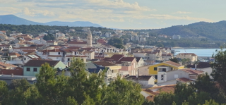 Pakoštane, dvosobno stanovanje s pokrito teraso, 70 m široka pešpot do plaže