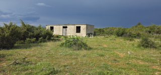 Prodam staro hišo na samoti na zazidljivem zemljišču skupne površine 1.200 m2
