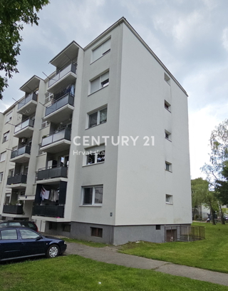 Gajnice, Zagreb, trisobno stanovanje v 4. nadstropju stavbe z atomsko zaklonišče