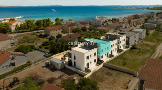 VIR, LUKSUZNA NOVOGRADNJA, 2,5-PROSTORSKO STANOVANJE, 1. NADSTROPJE, STREŠNA TERASA, POGLED NA MORJE, TAKOJ ZASELJIVO, 200 M DO PLAŽE JADRO