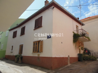 KALI, hiša v središču kraja med cerkvijo, občino in morjem