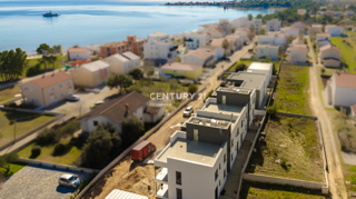 Vir - Zadar: Dvosobno stanovanje s strešno teraso in pogledom na morje