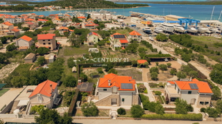 MURTER, 2 VILI ZA PRODAJO, BLIZU MORJA, TAKOJ ZASELJIVI!