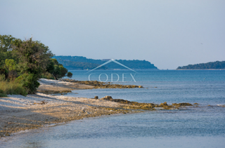 Peroj - prodaja turističnega zemljišča 1. red do morja