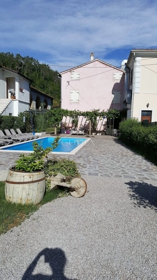 Livade - hiša z bazenom in veliko potenciala