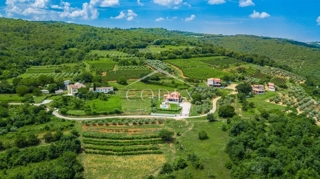 Karojba - čudovito gradbeno zemljišče s pogledom na Motovun