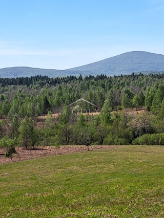 Slunj - kmetijsko zemljišče s potokom