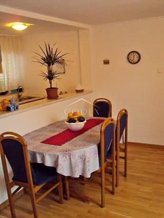 Brtonigla – prodaja velikega stanovanja v središču kraja