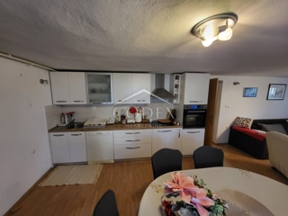 Karlovac – prodaja hiše s 3 stanovanji in veliko parcelo