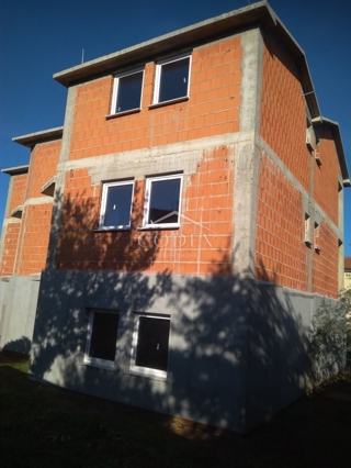 Malinska - prodaja hiša v Rohbau s 4 apartmaji