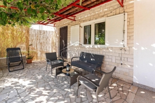 Peruški - prodaja hiše z 2 apartmaji in uhodanim poslom oddajanja