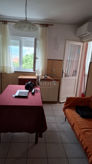 Krimeja – prodaja dvosobnega stanovanja na odlični lokaciji