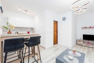 Poreč - prodaja prvega nadstropja hiše z dvema apartmajema