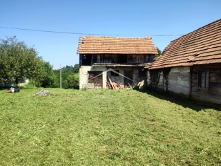 Gornje Bukovlje – posestvo naprodaj s 3 hišami v bližini reke Mrežnice!