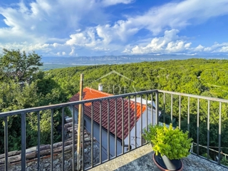 Dobrinj - Obnovljena starina v središču mesta