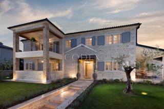 Kanfanar - vila z bazeni in športnimi igrišči