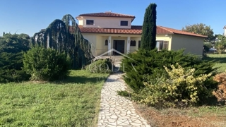 Medulin - vila prva vrsta do morja s prostornim vrtom!