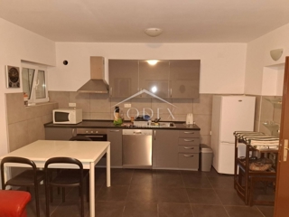 Crikvenica - etaža hiše s 3 apartmaji