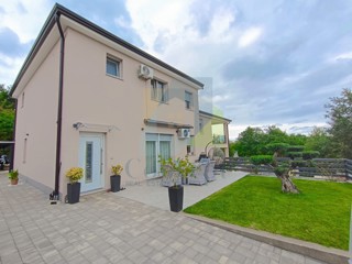 Poreč, okolica, Dvojna hiša s tremi stanovanji, 7 km od morja