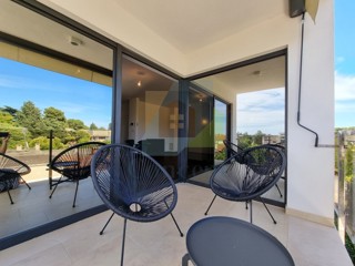 Poreč, širši center, Luksuzno stanovanje v 1. nadstropju, 150 m od morja