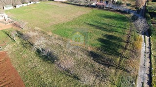 Poreč, okolica, Građevinsko zemljište na lepi lokaciji, 15 km od morja