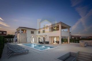 Poreč, Sveti Lovreč - EKSKLUZIVA AGENCIJE - Hiša s bazenom in pogledom na morje, 12 km od morja