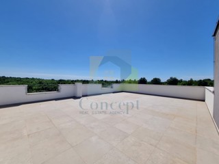 Poreč, okolica, Stan na 1. nadstropju s 3 spalnice in strešno teraso, 1 km od morja