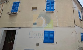 Poreč, center, hiša za prenovo v starem mestnem jedru, 40 m od morja.