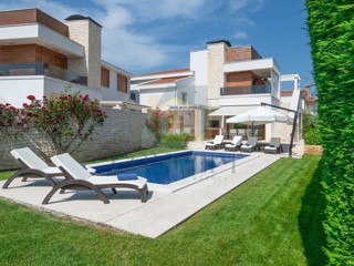 Poreč, Vabriga, Moderna luksuzna dvojna vila s bazenom, 1 km od morja