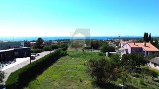 Poreč, Gradbeno zemljišče z gradbenim dovoljenjem za 5 stanovanj, 1 km od morja