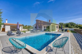 Poreč, okolica, Samostoječa hiša s bazenom na mirni lokaciji