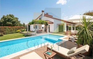 Poreč, okolica, Hiša s bazenom na odlični lokaciji 3 km od morja