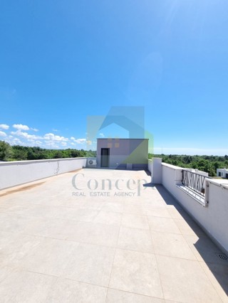 Poreč, okolica, Stan na 1. nadstropju s 3 spavaće sobe i krovno teraso, 1 km od morja