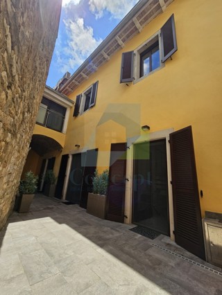 Poreč, center, Luksuzna hiša s tremi bivalnimi enotami v starem mestnem jedru, 40 m od morja