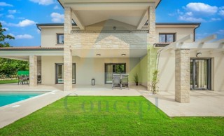 Poreč, Impozantna Vila na robu gradbene cone na luksuzni lokaciji 2 km od morja